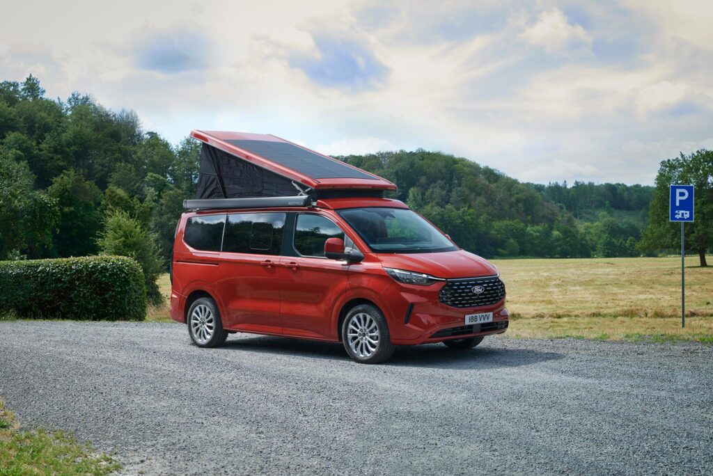 Neuer Ford Nugget: kompakter Campingbus mit Aufstelldach auf neuem Basisfahrzeug. Optional integrierte Solaranlage.