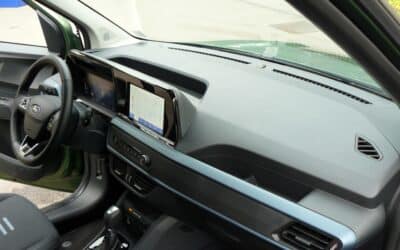 Aufgeräumtes Cockpit: Einfassungen als dezenter Schmuck, zahlreiche offene Ablagen.