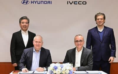 Zusammenarbeit für Kompakt-Transporter beschlossen: Spitzenmanager von Iveco und Hyundai bei der Unterschriftszeremonie.