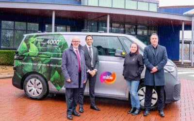 Übergabe des ersten ID. Buzz Cargo an Mitie, gleichzeitig Stromer Nummer 4000 des Unternehmens.