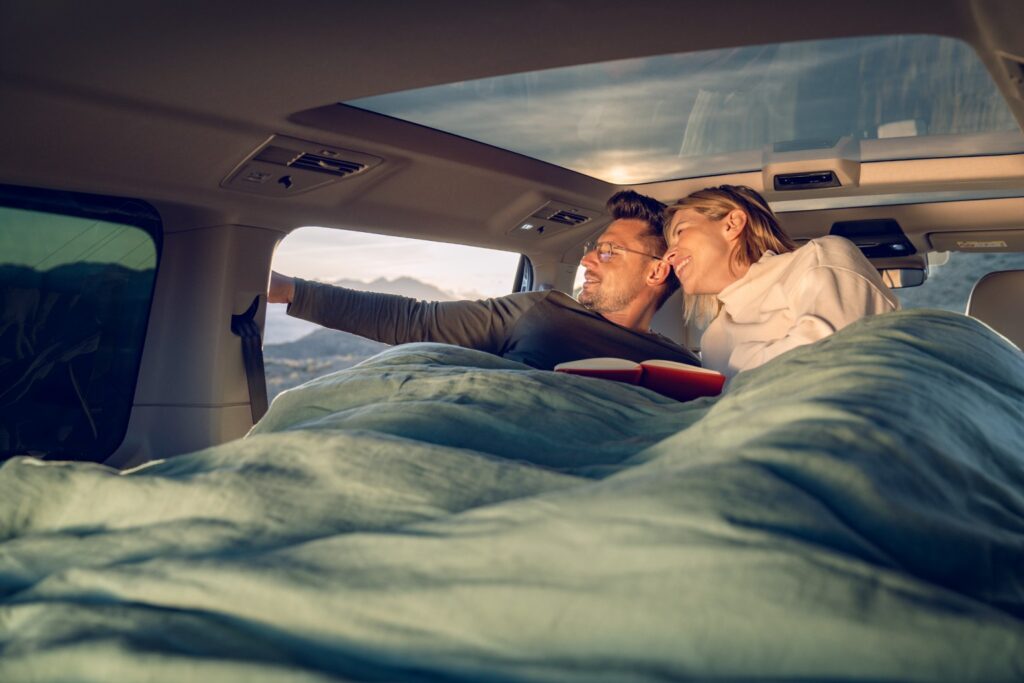 Für zwei Reisende wird’s sehr kuschelig: aufgeklapptes Bett im VW Multivan.