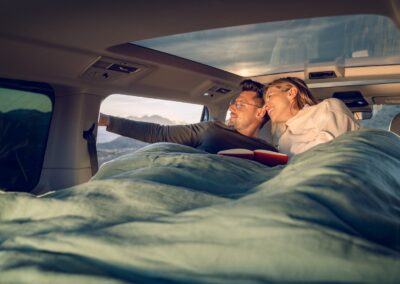 Für zwei Reisende wird’s sehr kuschelig: aufgeklapptes Bett im VW Multivan.