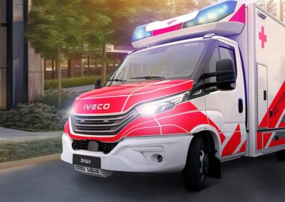 Iveco Daily als Basis eines Rettungswagens mit Kofferausbau.
