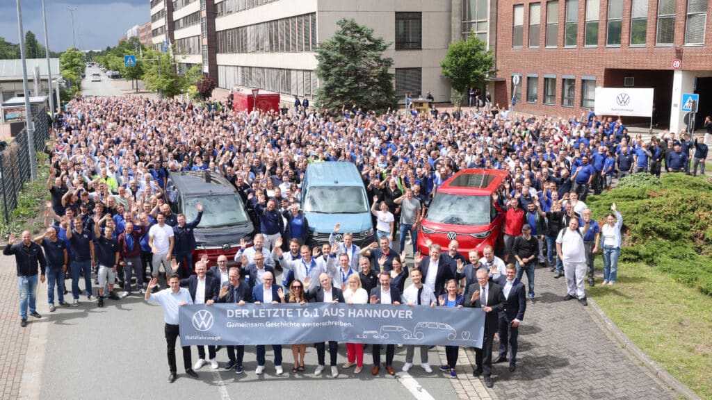 Tschüss Transporter: Nach knapp 70 Jahren verabschiedet sich der VW Transporter aus Hannover. Jetzt ist es das Werk von ID. Buzz und Multivan.