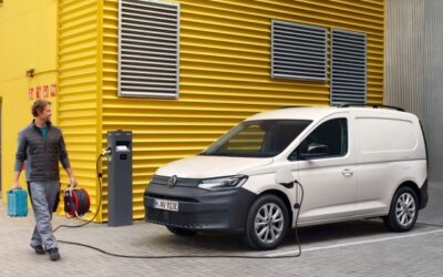 Caddy an der Leine: Der Caddy Cargo eHybrid kann mehr als 100 Kilometer rein elektrisch fahren