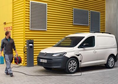 Caddy an der Leine: Der Caddy Cargo eHybrid kann mehr als 100 Kilometer rein elektrisch fahren