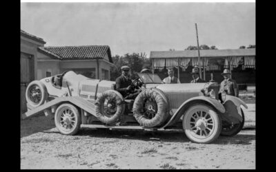 Rennfahrer Christian Werner am Steuer des Renntransporters. Zweiter von rechts ist Ferdinand Porsche.