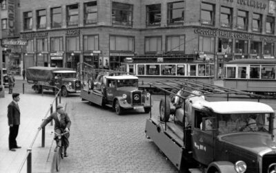 Triumphfahrt durch Stuttgart: Silberpfeile auf dem Rücken von Renntransportern in den dreißiger Jahren.