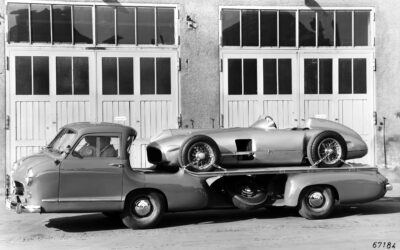 Faszinierend: Renntransporter „Das blaue Wunder“ im Jahr 1955 mit Grand-Prix-Rennwagen.