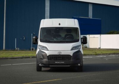 Bitte recht freundlich? Der Toyota Proace Max blickt eher missmutig drein.