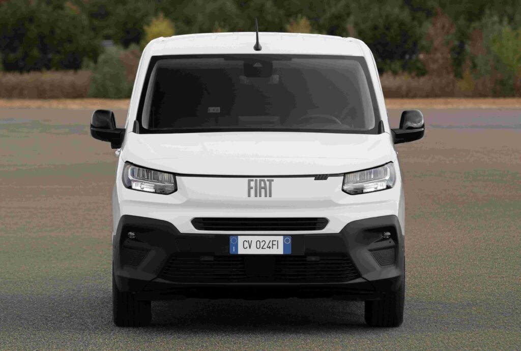 Fiat Doblò Easy Pro: weiß, kurz, leicht und serienmäßig ohne Schiebetür.