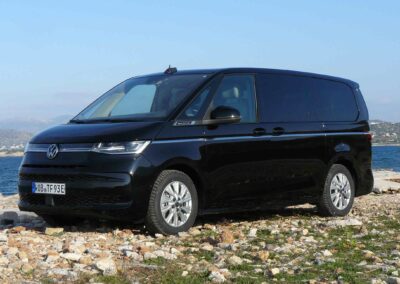 Kein Geländewagen, aber dank drei Triebwerken ein Traktionsmonster: VW Multivan eHybrid 4Motion.