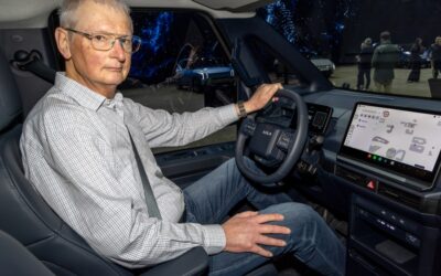 Hier sitzen knapp zwei Meter bequem: aufgeräumtes und geräumiges Cockpit.