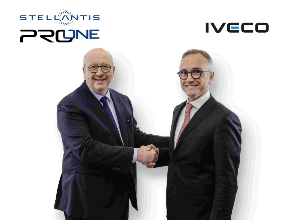 Jean-Philippe Imparato (Stellantis Pro One) und Luca Sra (Iveco) arbeiten zusammen.