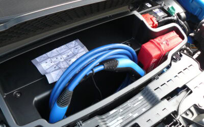 Aufgeräumt: Das Ladekabel steckt vorne im Frunk.