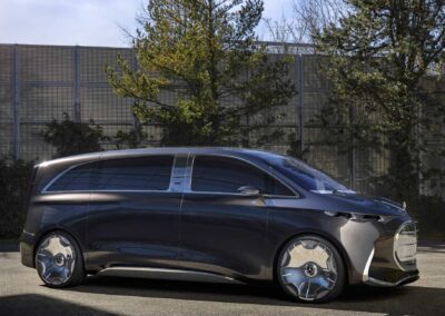 Mercedes Vision Van: mächtige Kühlerplakette, dahinter eine Karosserie gespannt wie ein Flitzebogen.