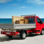 Nissan Interstar: ab sofort auch als Kipper (Bild) und Pritschenwagen ab Werk zu bestellen.
