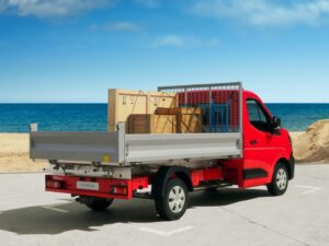 Nissan Interstar: ab sofort auch als Kipper (Bild) und Pritschenwagen ab Werk zu bestellen.