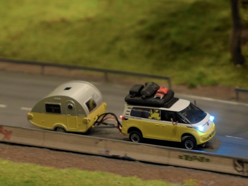 Fährt autonom durchs Miniatur-Wunderland: VW ID. Buzz im Maßstab 1:87.