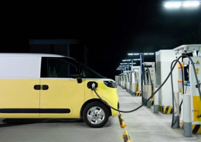 Maxus eDeliver 5 an der Ladesäule: bald fließt der Strom auch in Gegenrichtung.