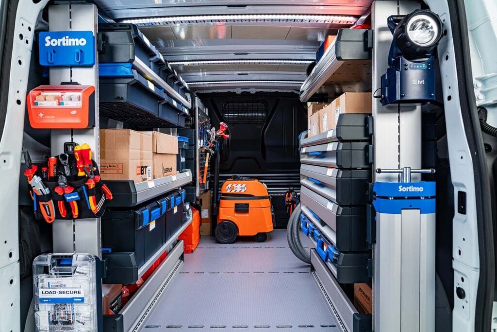 Exklusiv für Transporter von VW: das flexible Regalsystem One Click von Sortimo.