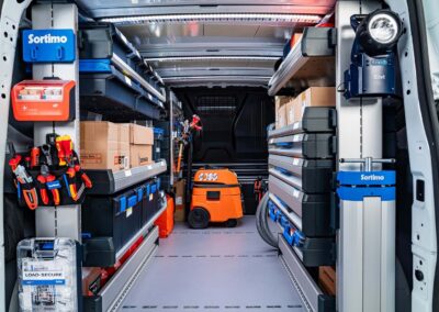Exklusiv für Transporter von VW: das flexible Regalsystem One Click von Sortimo.