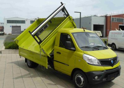 Kleiner Dreiseitenkipper mit großen Fähigkeiten: Piaggio Porter MP6 mit Meiller-Kippbrücke Trigenius D202.