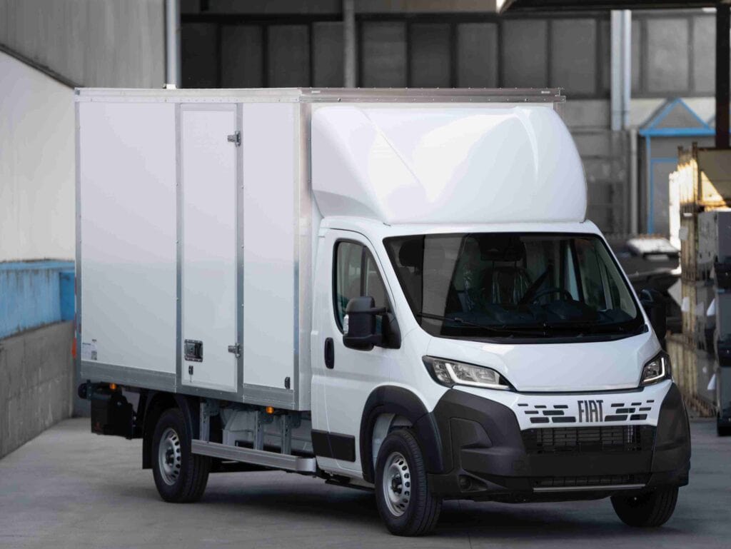 Neu: Kofferaufbauten ab Werk auf Stellantis-Transportern.
