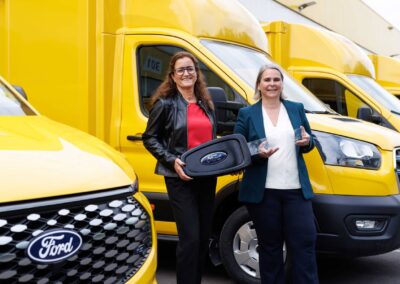 Haben gut lachen: Claudia Vogt (links), Direktorin Ford Pro für Deutschland, Österreich und Schweiz, und Nikola Hagleitner, Post- und Paketvorstand der DHL Group, bei der Fahrzeugübergabe.