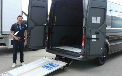 Dieser Kastenwagen kann mehr: Ladebordwand am Heck,