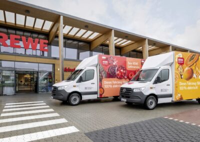 Zwei von 64 eSprinter mit Kofferaufbau für den Rewe-Lieferservice.