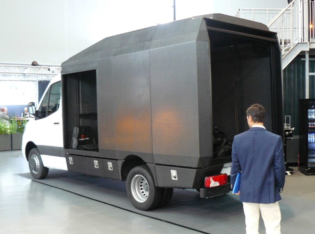 Schwarz und stark: Dieser Koffer wiegt lediglich 180 Kilogramm.