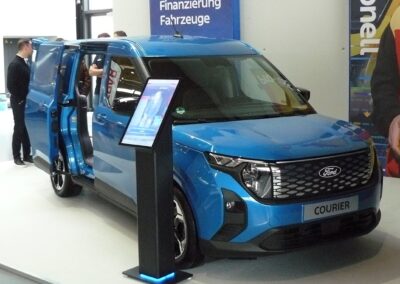 Selbstbewusster Auftritt mit hochgereckter Nase.