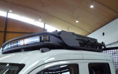 Dachträger mit Lightbar und Spaten.