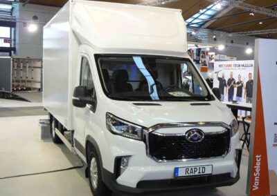 Rapid Leichtbau: der Name ist Programm Leichter Koffer von Rapid Leichtbau auf gewichtigem E-Fahrgestell von Maxus.