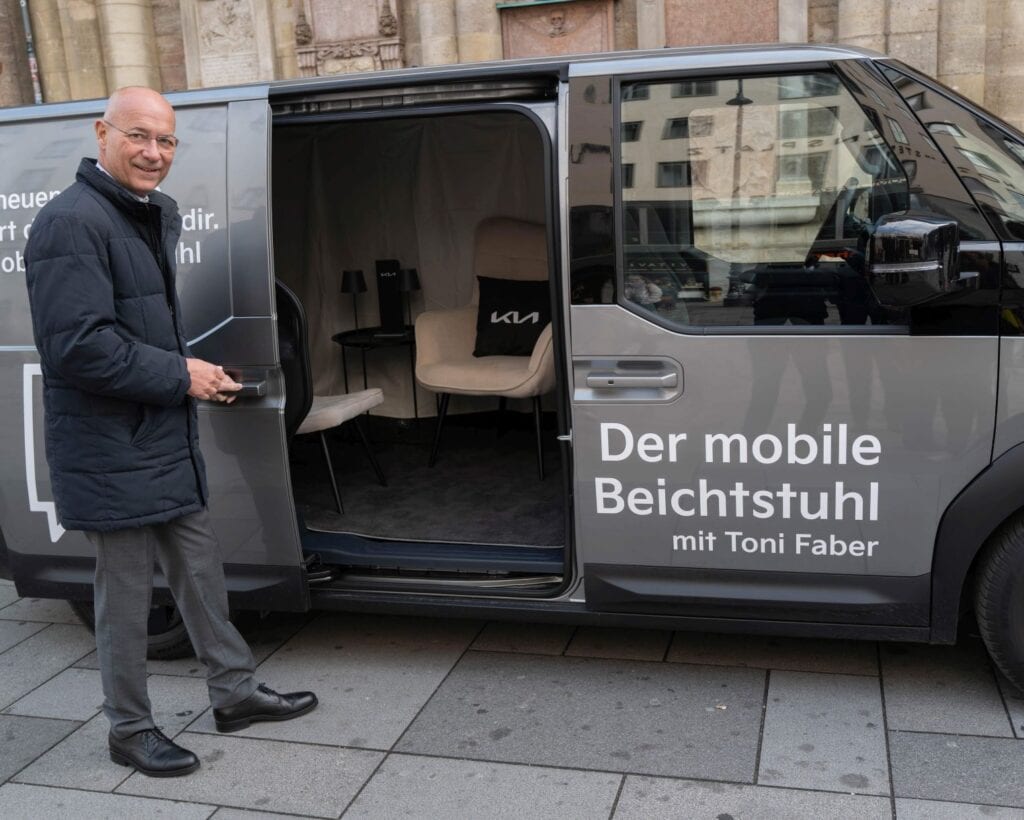 Kia PV5 Cargo mit dem Wiener Dompfarrer Toni Faber.