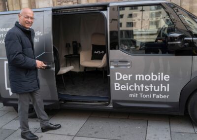 Kia PV5 Cargo mit dem Wiener Dompfarrer Toni Faber.