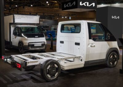 Premiere: Kia PV5 Chassis Kurz und gut? Neuer Kia PV5 als Fahrgestell mit Fahrerhaus.
