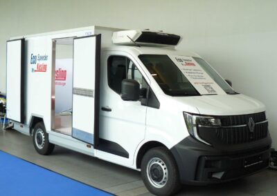 Renault Master mit Plattformchassis: niedrige Ladekante.