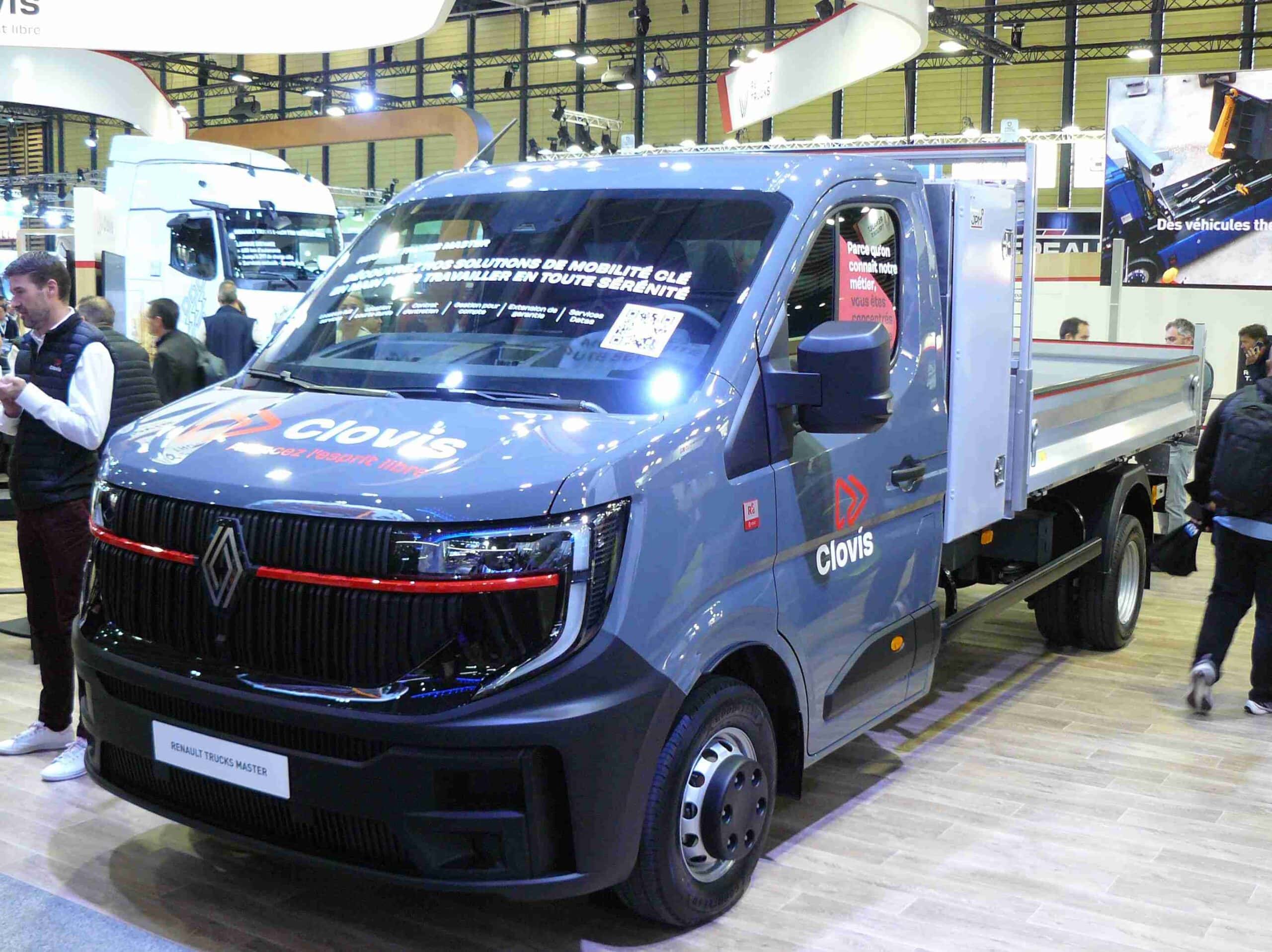 Renault Trucks Master mit Hinterradantrieb, Aufbau von JPM und Werkzeugschrank.