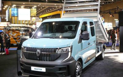 Renault Master mit Hinterradantrieb, Doppelkabine mit Kipper.