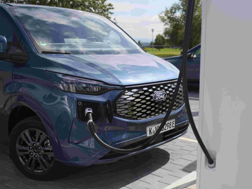 Weiter fahren, schneller laden: Ford E-Transit Custom.