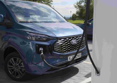 Ford E-Transit Custom/VW e-Transporter: mehr Batterie, neuer Allrad Weiter fahren, schneller laden: Ford E-Transit Custom.