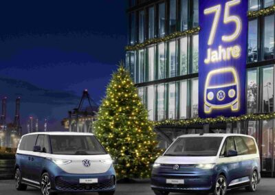 VW: Sonderangebote zum Jahresendspurt Vans unter dem Weihnachtsbaum: Multivan und ID. Buzz als 75-Jahre-Edition.
