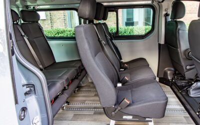 Minibus oder Shuttle mit voller Bestuhlung.