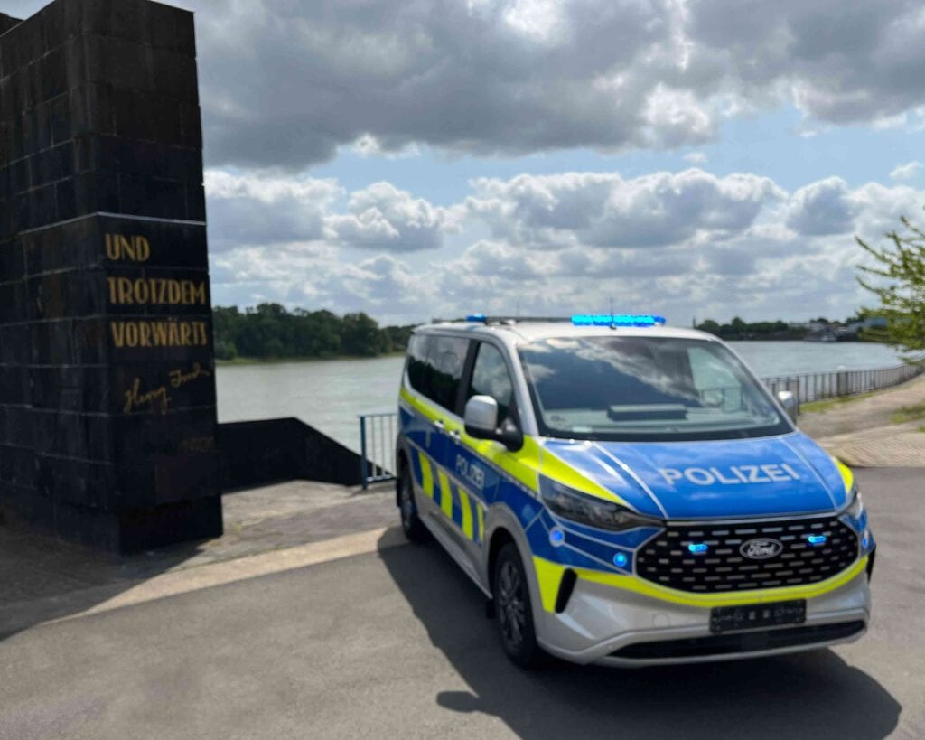 Und trotzdem vorwärts: bis zu 1400 Tourneo Custom für die Polizei NRW.