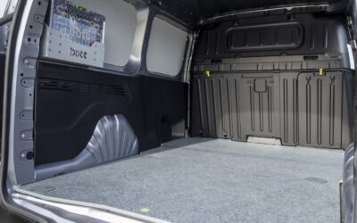 Boden, Seitenverkleidungen, Lasi-Koffer – fertig ist der Transportprofi.