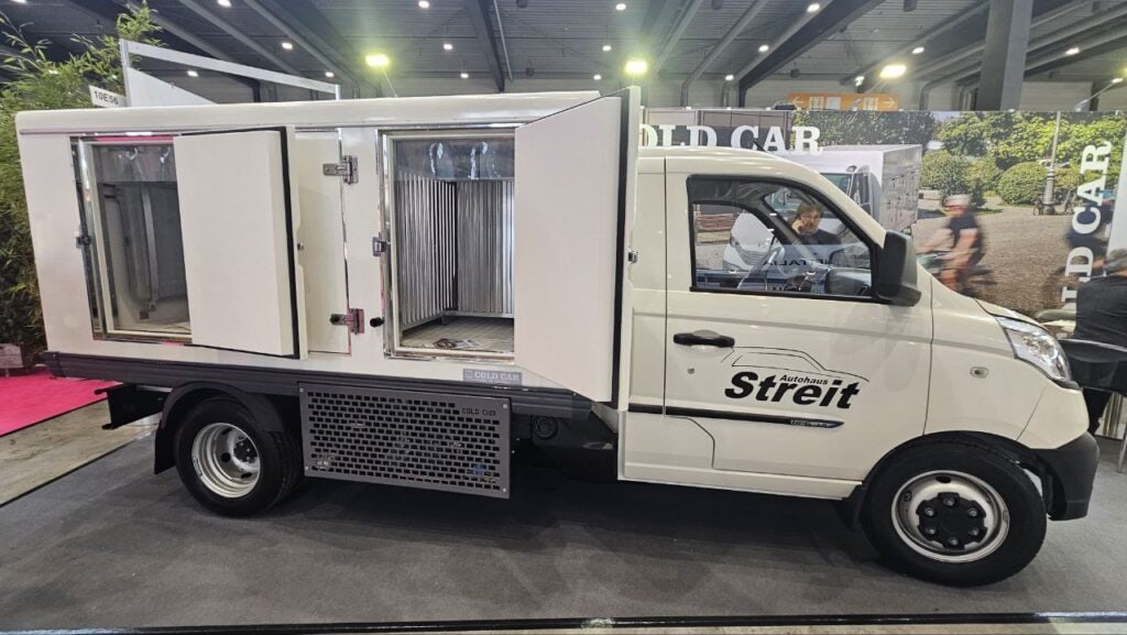 Eutektische Kühlung für Frischdienst (hinten) und Tiefkühlung (vorn).