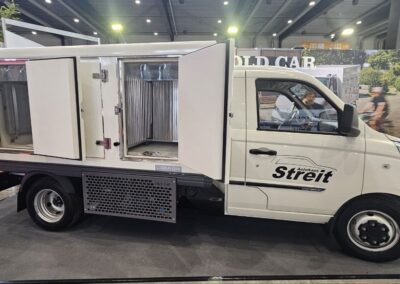 Eutektische Kühlung für Frischdienst (hinten) und Tiefkühlung (vorn).