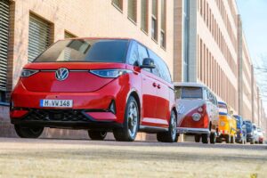 VW Transporter aus Hannover in bunter Reihenfolge